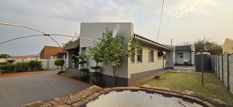 3 Bedroom Property for Sale in Geelhoutpark North West